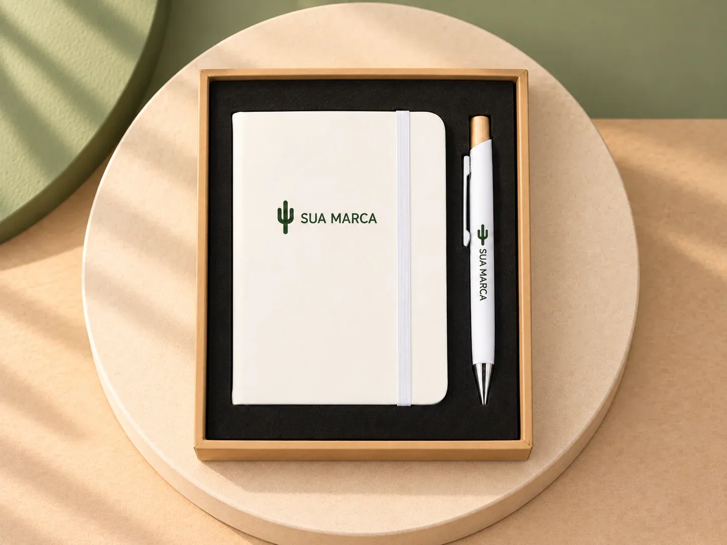 Kit executivo 2 peças, com exemplo de personalização colorida: um cacto e o texto “SUA MARCA” impressos em cor