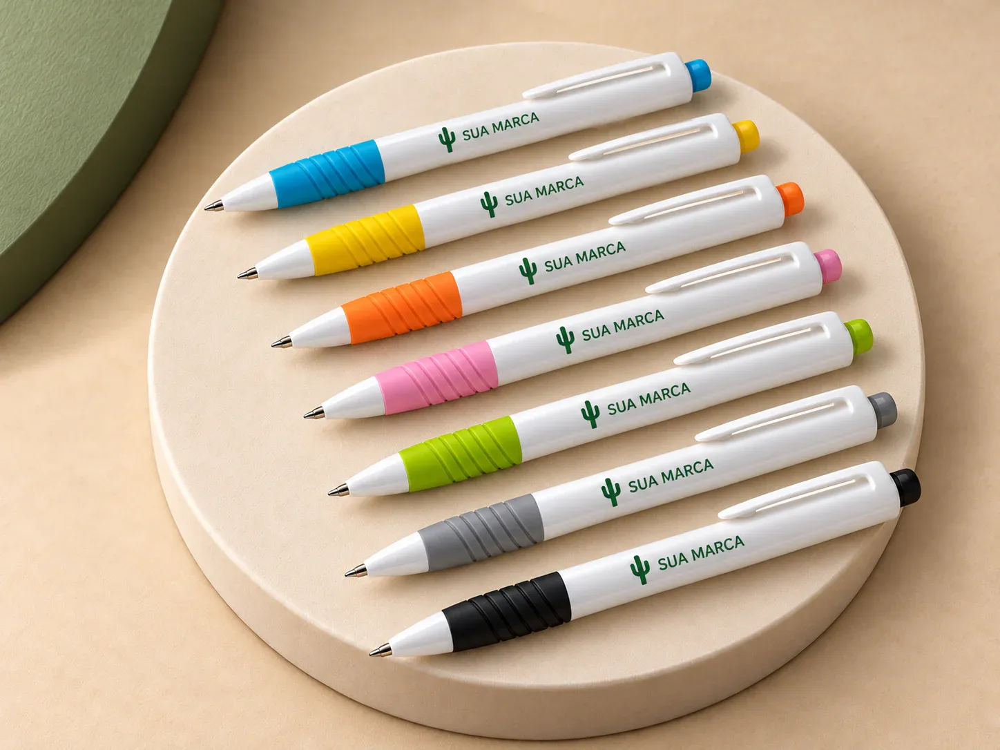 Caneta plástica, com exemplo de personalização colorida: um cacto e o texto “SUA MARCA” impressos em cor