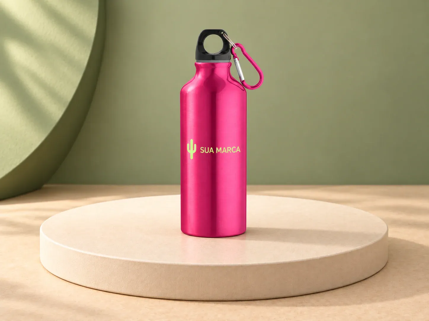 Squeeze em alumínio com mosquetão 530 ml, com exemplo de personalização colorida: um cacto e o texto “SUA MARCA” impressos em cor