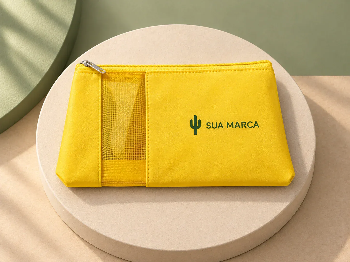 Necessaire em microfibra com tela mesh, com exemplo de personalização colorida: um cacto e o texto “SUA MARCA” impressos em cor