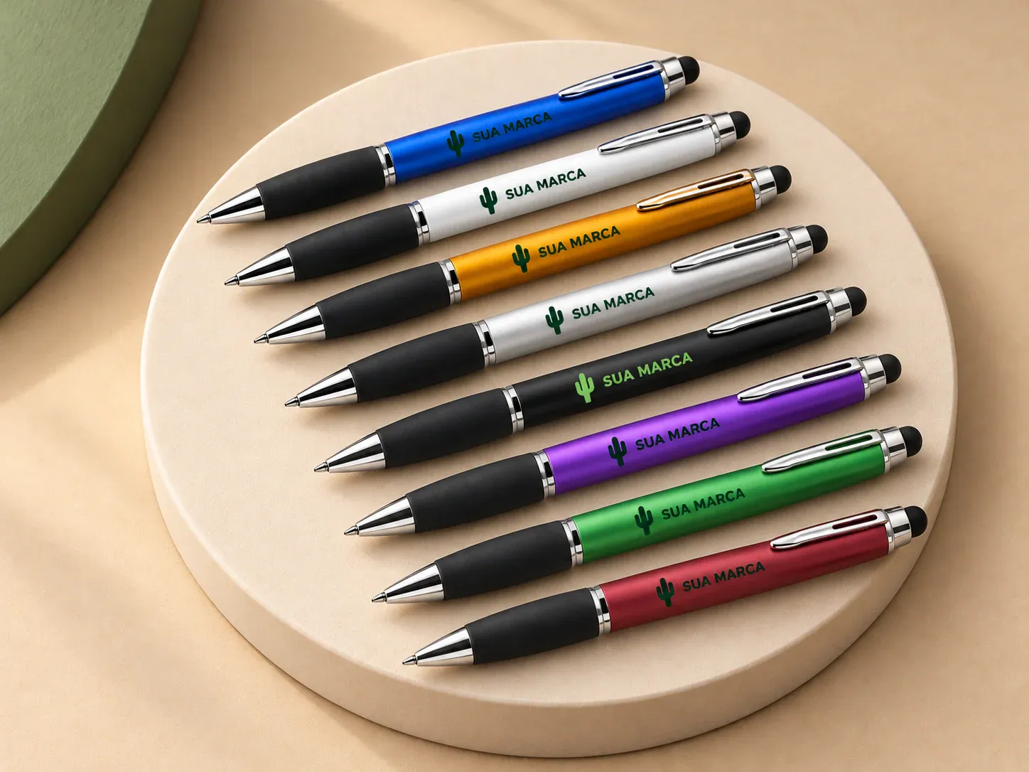 Caneta plástica touch, com exemplo de personalização colorida: um cacto e o texto “SUA MARCA” impressos em cor