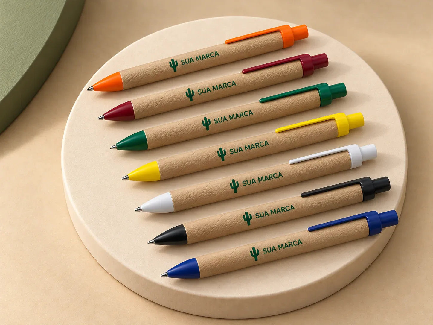 Caneta ecológica papelão, com exemplo de personalização colorida: um cacto e o texto “SUA MARCA” impressos em cor