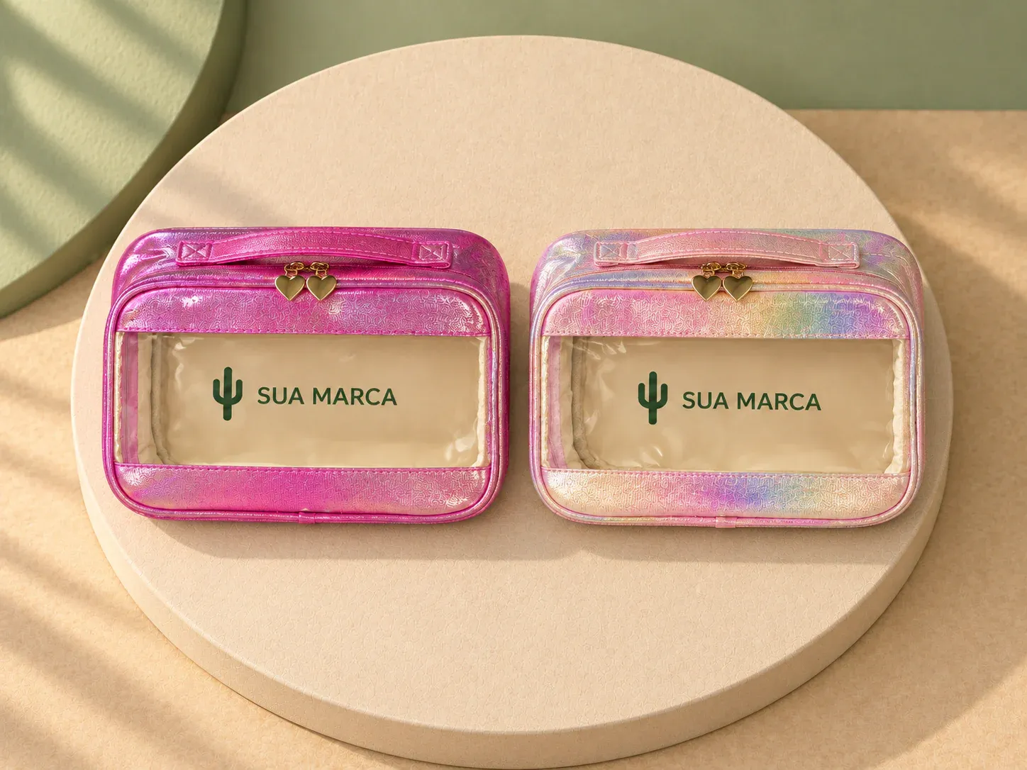 Nécessaire sintética holográfica impermeável, com exemplo de personalização colorida: um cacto e o texto “SUA MARCA” impressos em cor