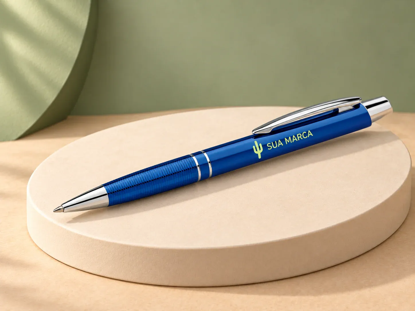 Caneta esferográfica em alumínio com clipe metálico e escrita Azul, com exemplo de personalização colorida: um cacto e o texto “SUA MARCA” impressos em cor