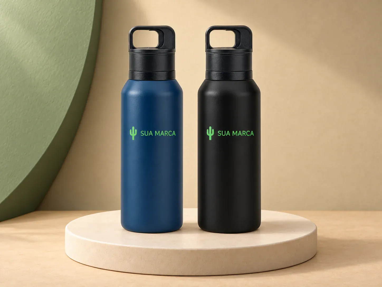 Garrafa térmica em aço inox 590 ml, com exemplo de personalização colorida: um cacto e o texto “SUA MARCA” impressos em cor
