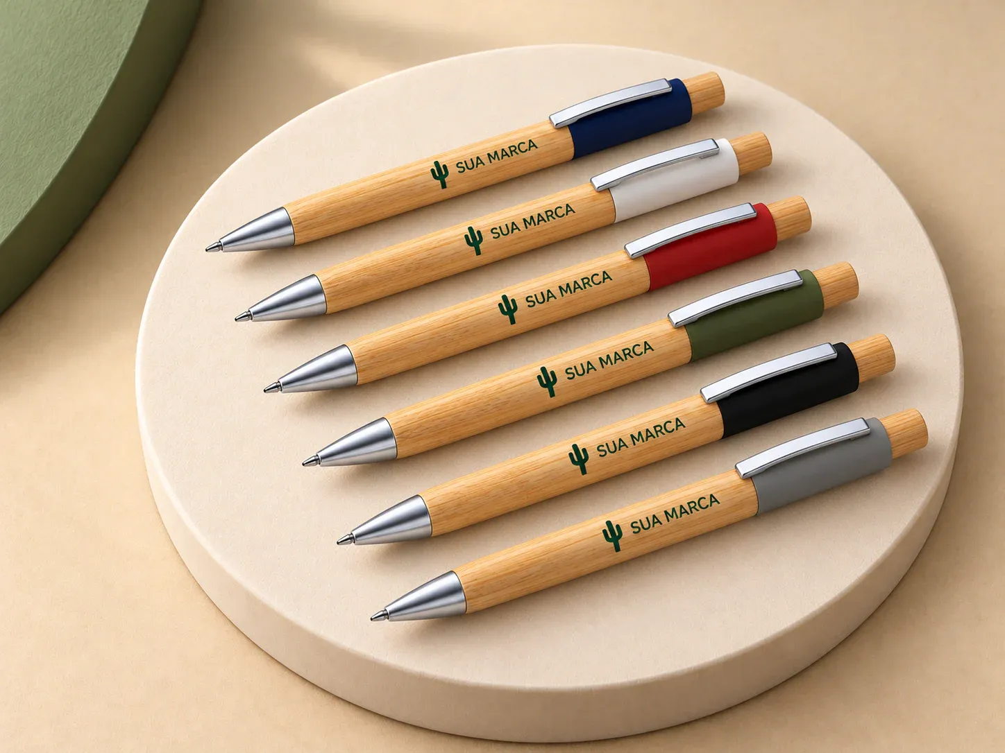 Caneta alumínio e bambu, com exemplo de personalização colorida: um cacto e o texto “SUA MARCA” impressos em cor