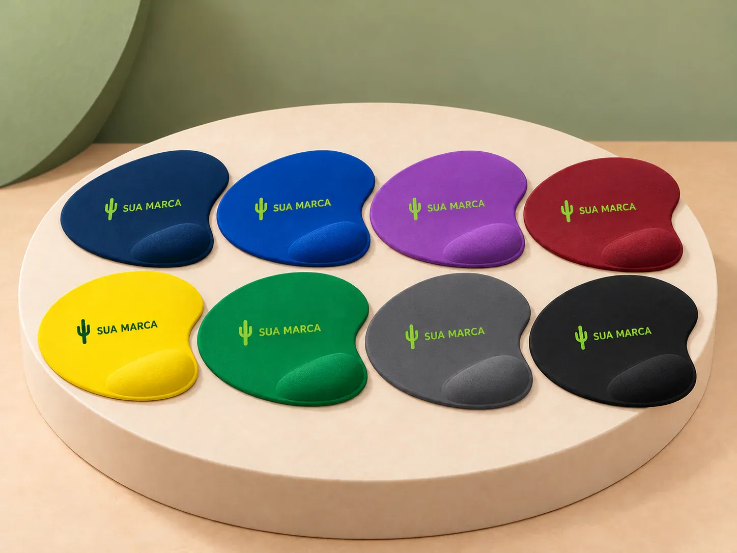 Mouse pad ergonômico, com exemplo de personalização colorida: um cacto e o texto “SUA MARCA” impressos em cor
