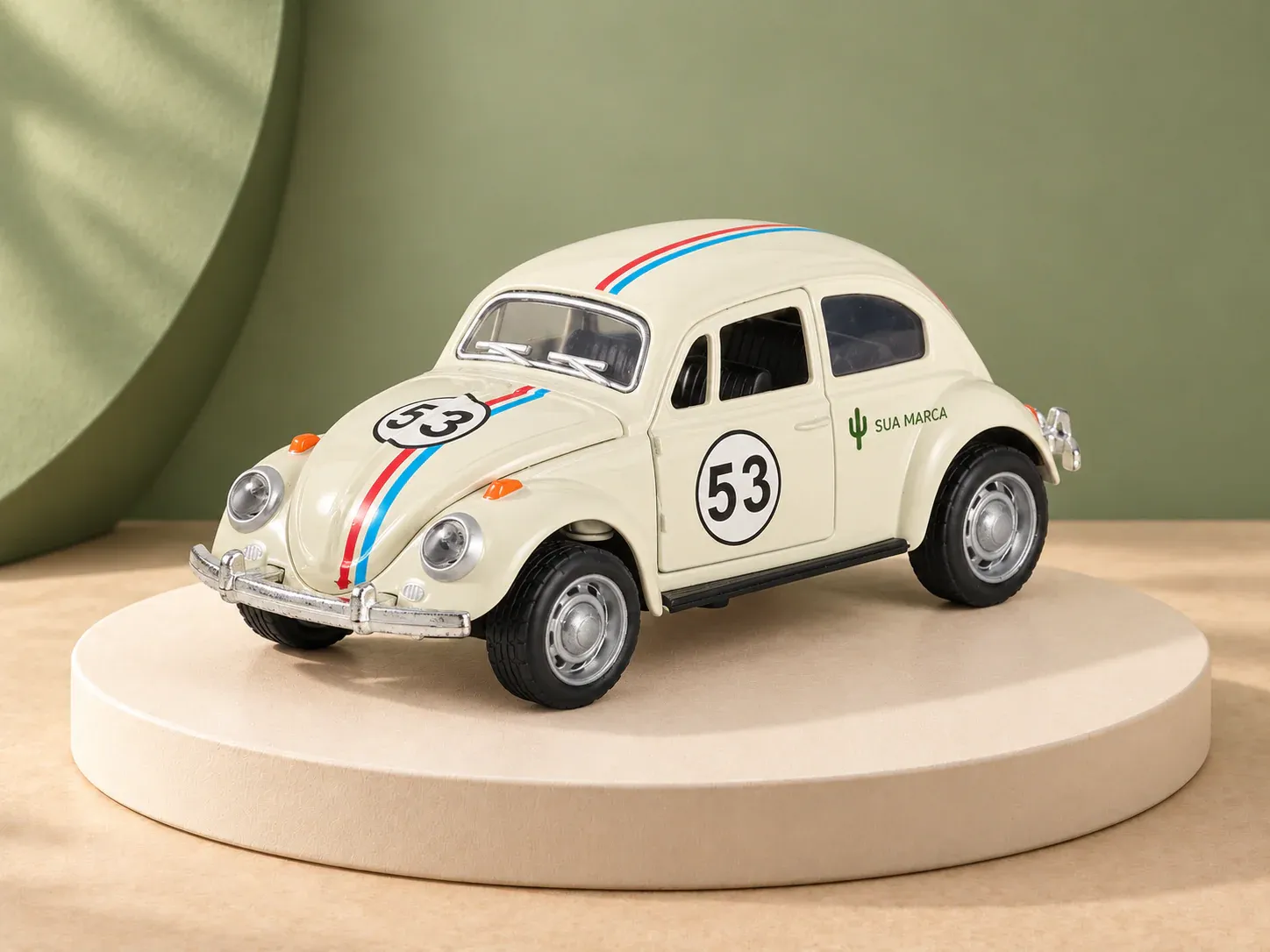 Carrinho de brinquedo em miniatura estilo clássico, com exemplo de personalização colorida: um cacto e o texto “SUA MARCA” impressos em cor