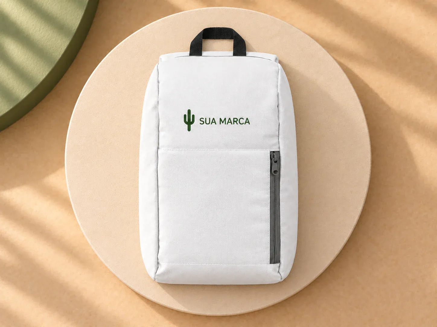 Mochila em 600D 10 litros, com exemplo de personalização colorida: um cacto e o texto “SUA MARCA” impressos em cor