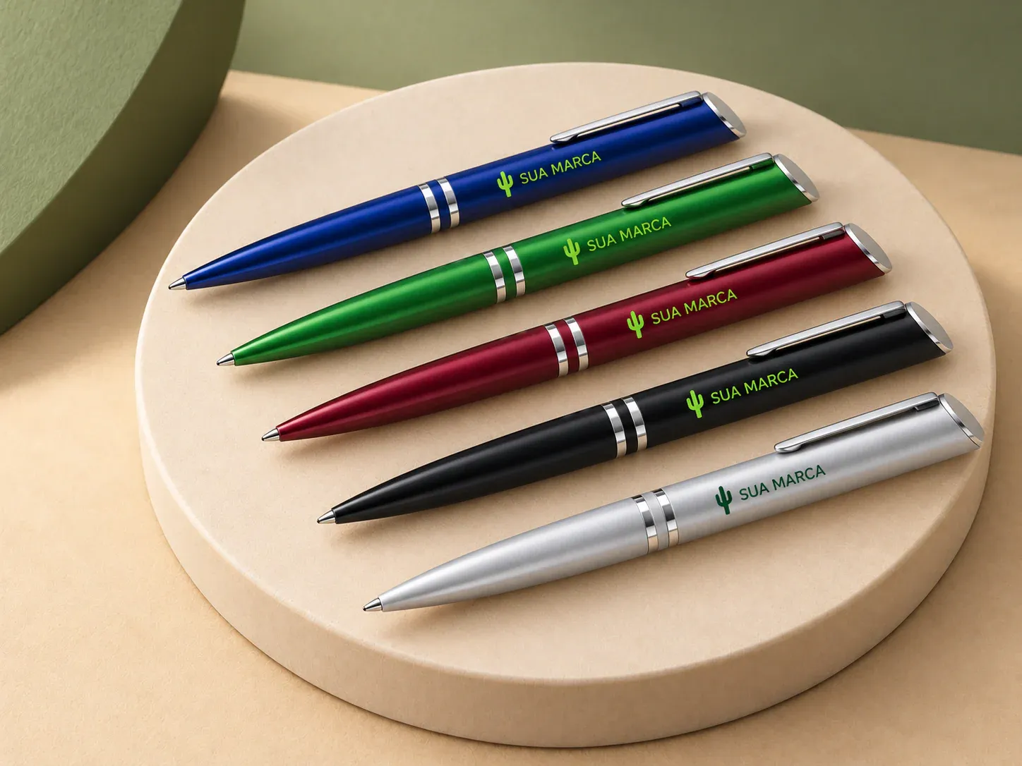 Caneta plástica, com exemplo de personalização colorida: um cacto e o texto “SUA MARCA” impressos em cor