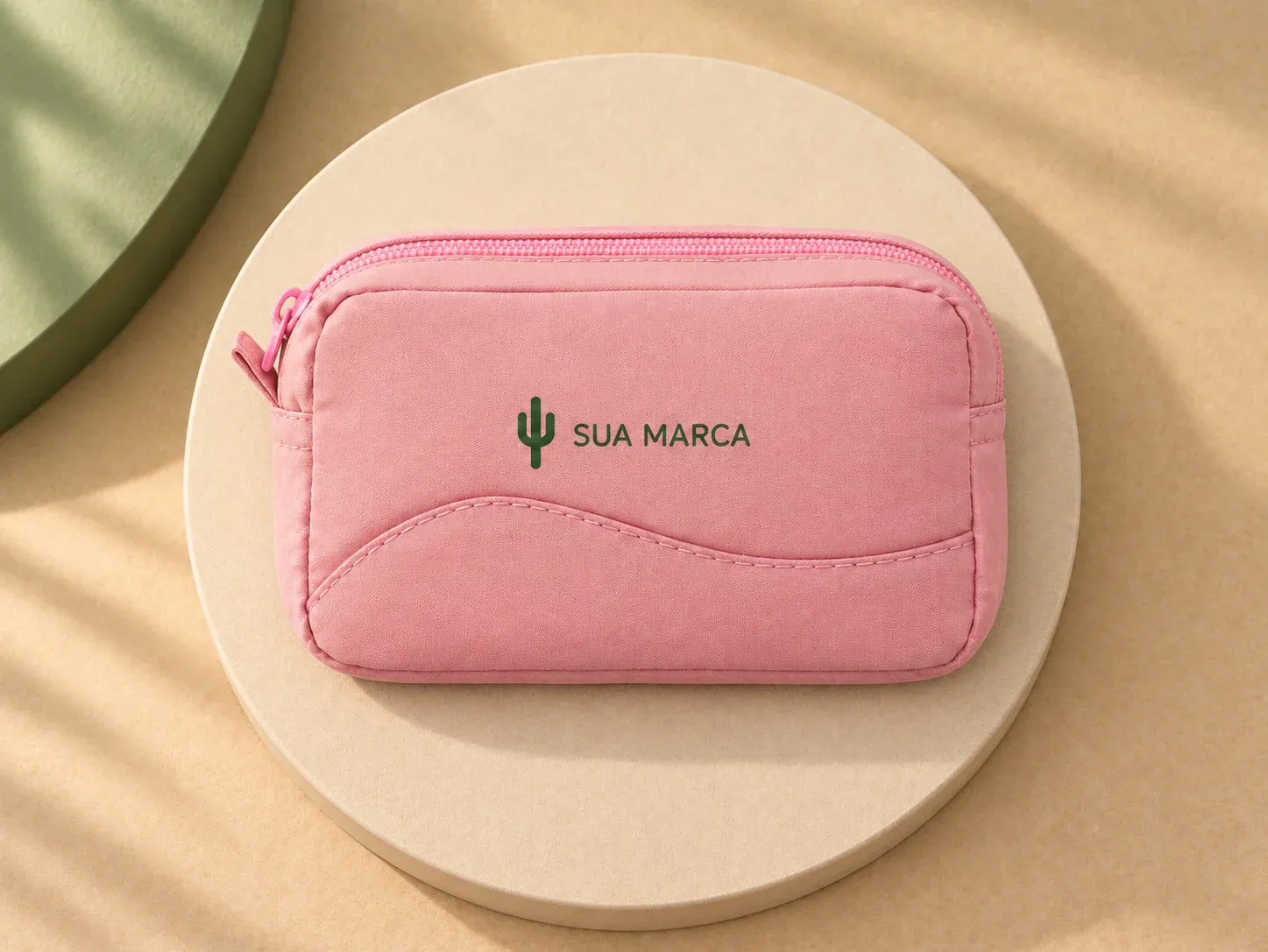 Bolsa multiusos em microfibra com zíper, com exemplo de personalização colorida: um cacto e o texto “SUA MARCA” impressos em cor