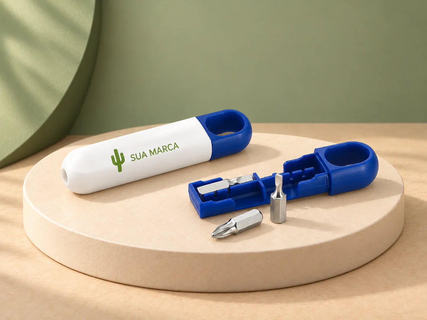 Conjunto de mini chave de parafusos em PS, com exemplo de personalização colorida: um cacto e o texto “SUA MARCA” impressos em cor
