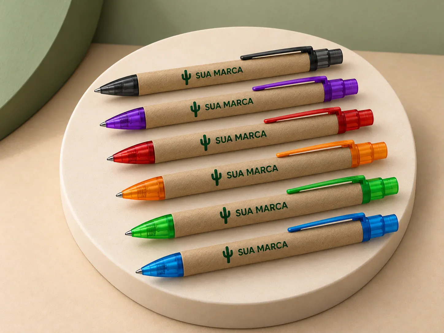 Caneta ecológica papelão, com exemplo de personalização colorida: um cacto e o texto “SUA MARCA” impressos em cor
