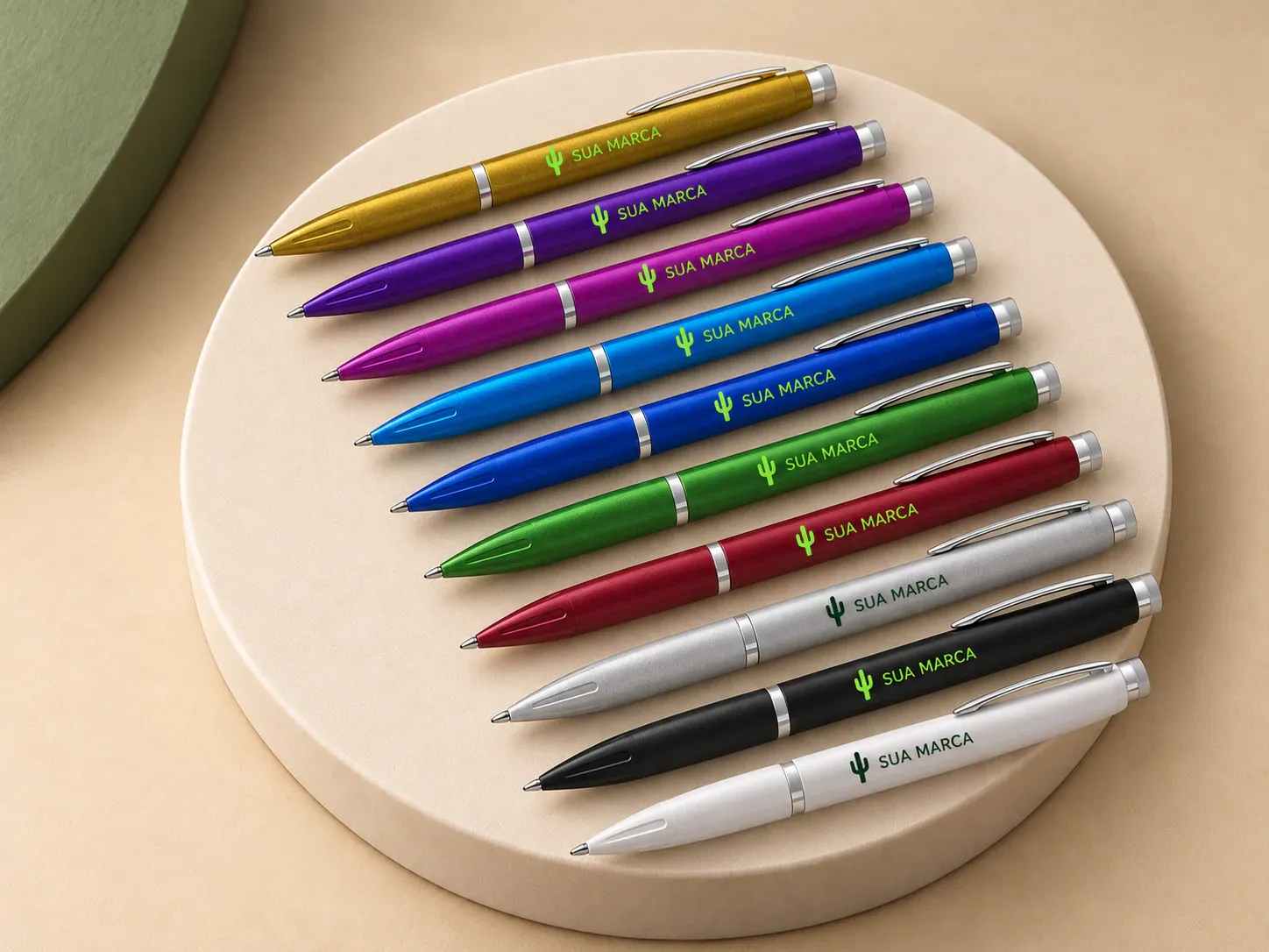Caneta plástica, com exemplo de personalização colorida: um cacto e o texto “SUA MARCA” impressos em cor