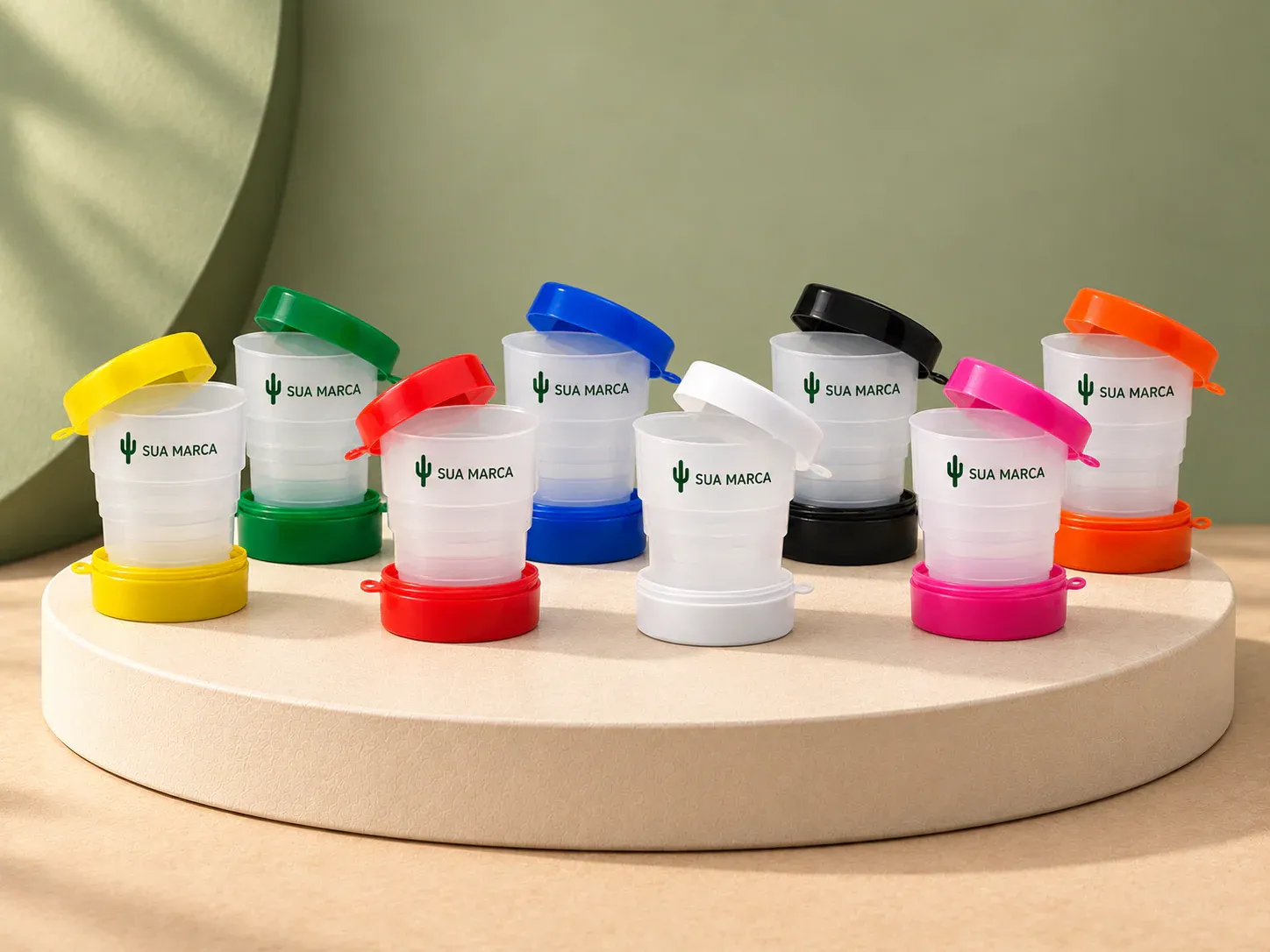 Copo retrátil 200 ml, com exemplo de personalização colorida: um cacto e o texto “SUA MARCA” impressos em cor