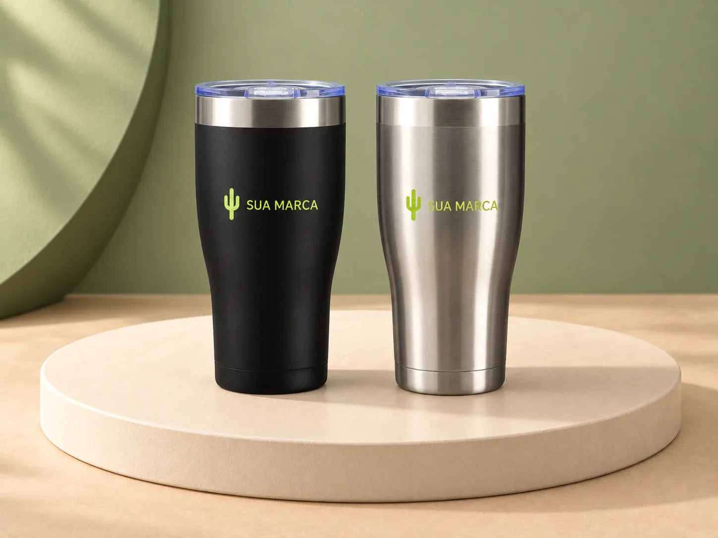 Copo térmico 880 ml, com exemplo de personalização colorida: um cacto e o texto “SUA MARCA” impressos em cor