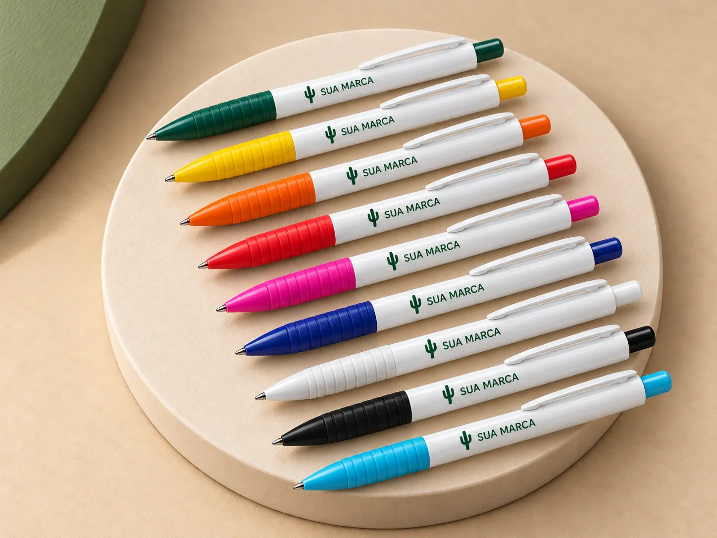 Caneta plástica, com exemplo de personalização colorida: um cacto e o texto “SUA MARCA” impressos em cor
