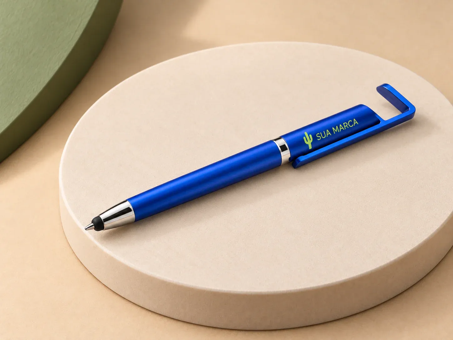 Caneta plástica touch com suporte, com exemplo de personalização colorida: um cacto e o texto “SUA MARCA” impressos em cor