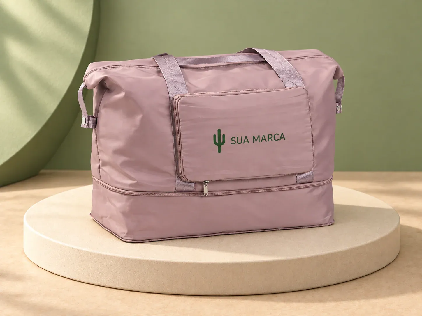Bolsa dobrável e expansível em poliéster 40 L à prova d'Água, com exemplo de personalização colorida: um cacto e o texto “SUA MARCA” impressos em cor