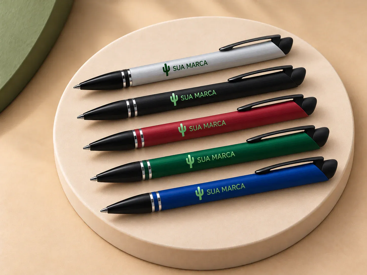 Caneta semimetal, com exemplo de personalização colorida: um cacto e o texto “SUA MARCA” impressos em cor