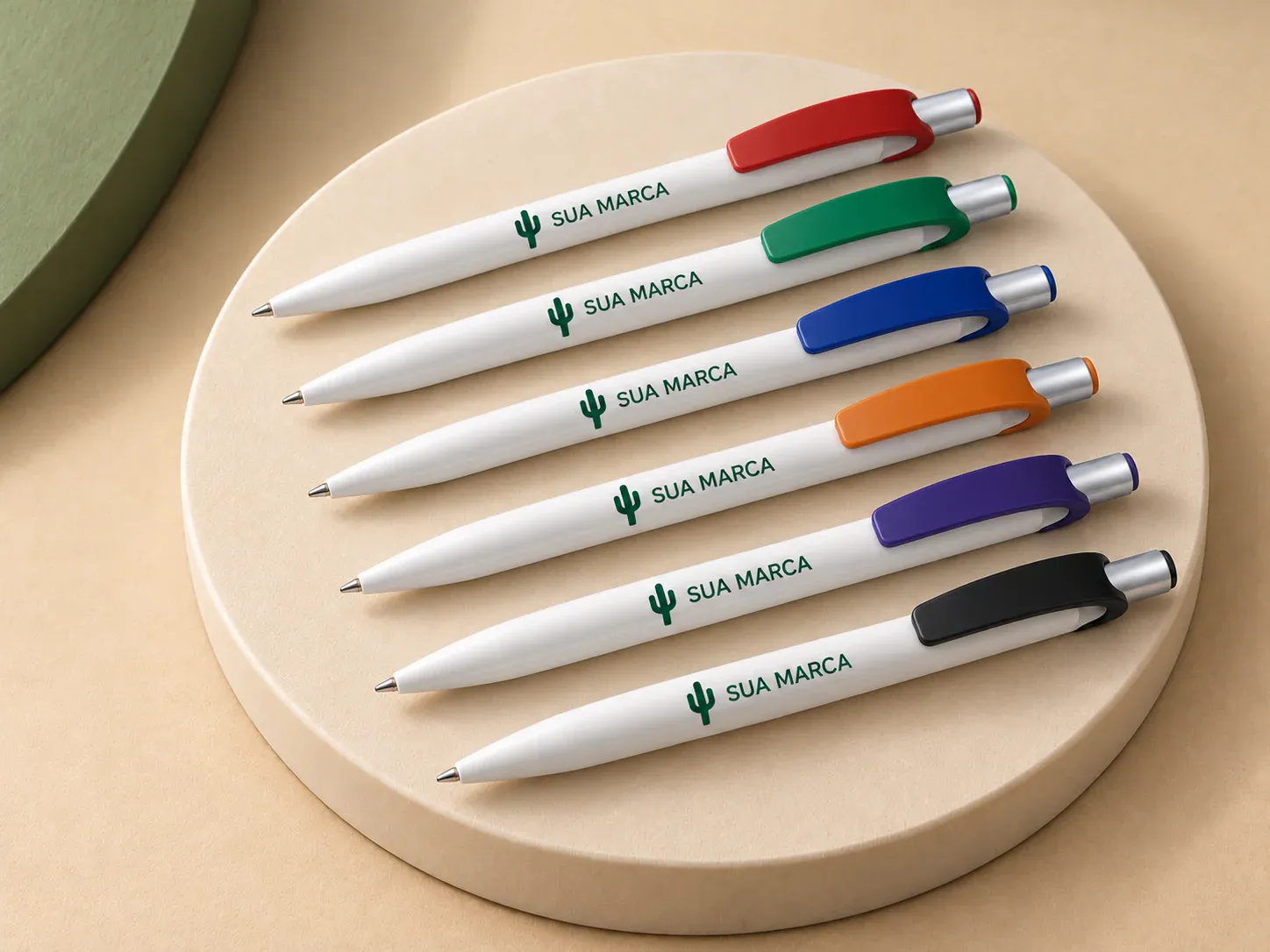 Caneta plástica retrátil com refil, com exemplo de personalização colorida: um cacto e o texto “SUA MARCA” impressos em cor
