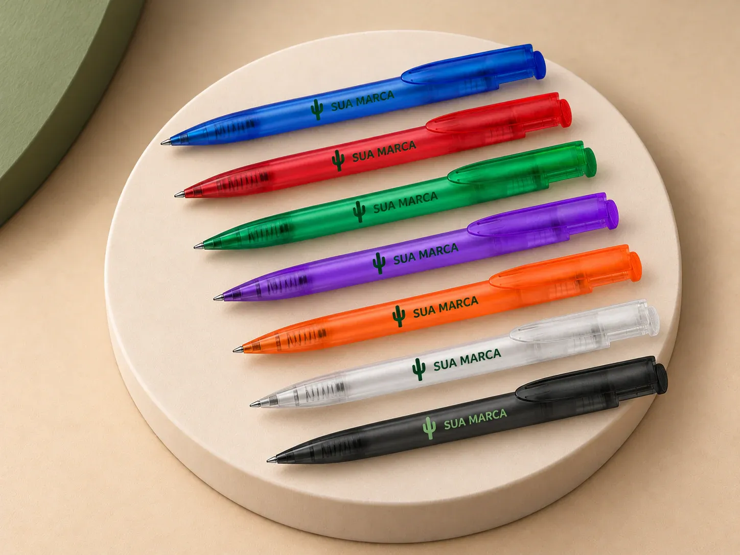 Caneta plástica, com exemplo de personalização colorida: um cacto e o texto “SUA MARCA” impressos em cor