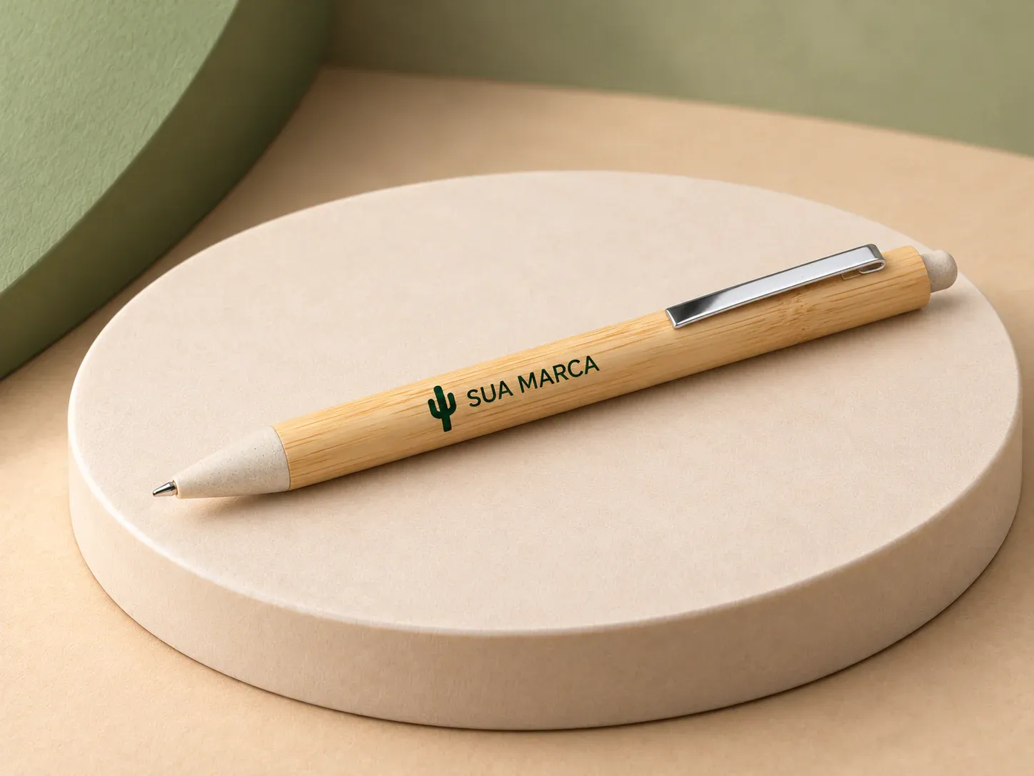 Caneta bambu, com exemplo de personalização colorida: um cacto e o texto “SUA MARCA” impressos em cor