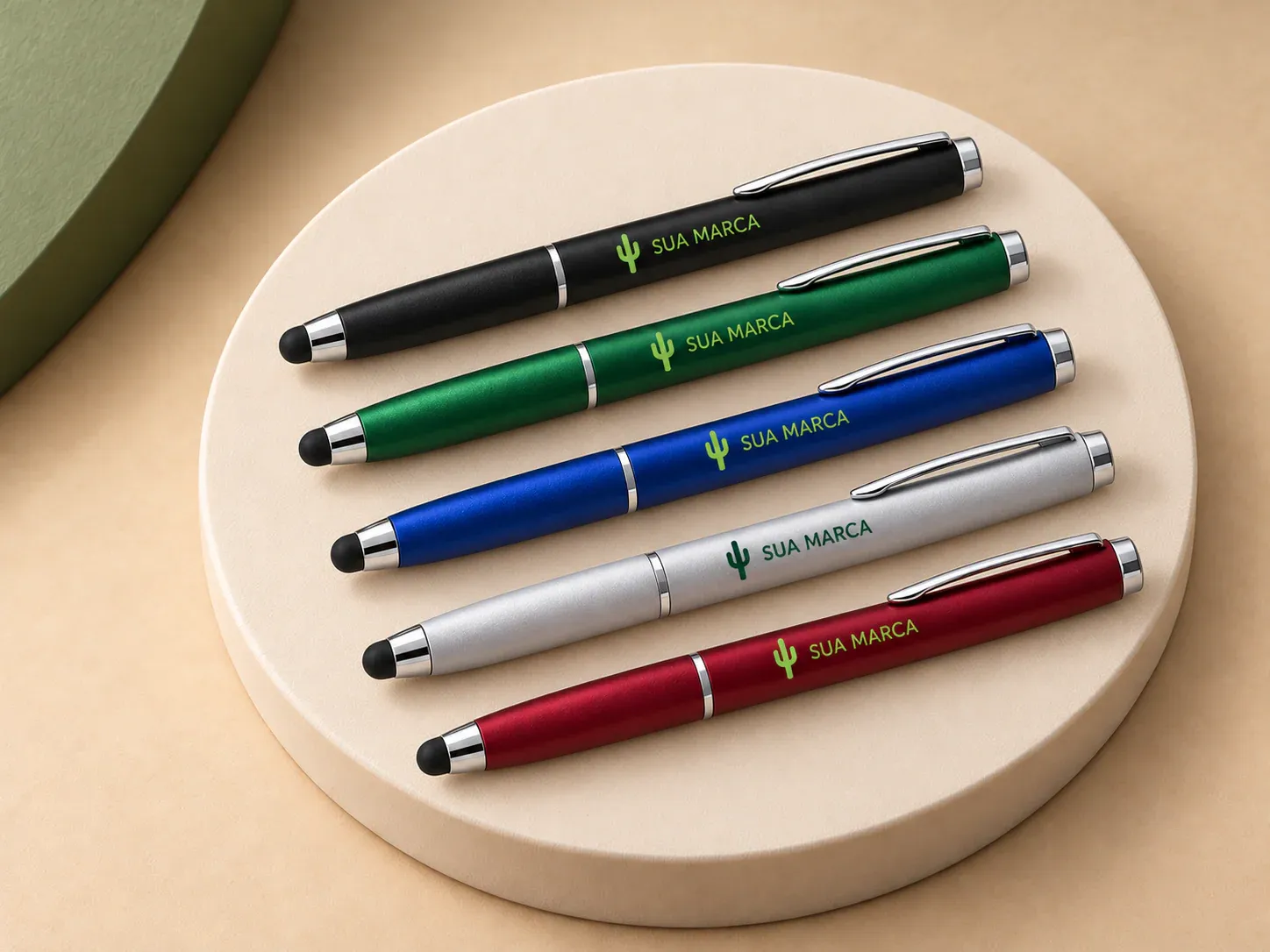 Caneta plástica touch, com exemplo de personalização colorida: um cacto e o texto “SUA MARCA” impressos em cor