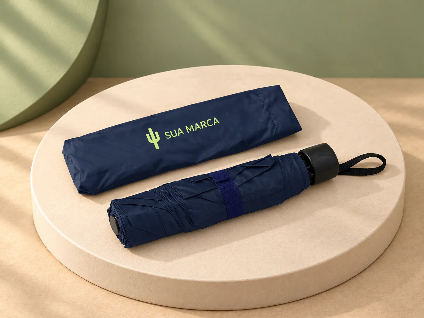 Guarda-chuva manual em nylon com capa protetora, com exemplo de personalização colorida: um cacto e o texto “SUA MARCA” impressos em cor