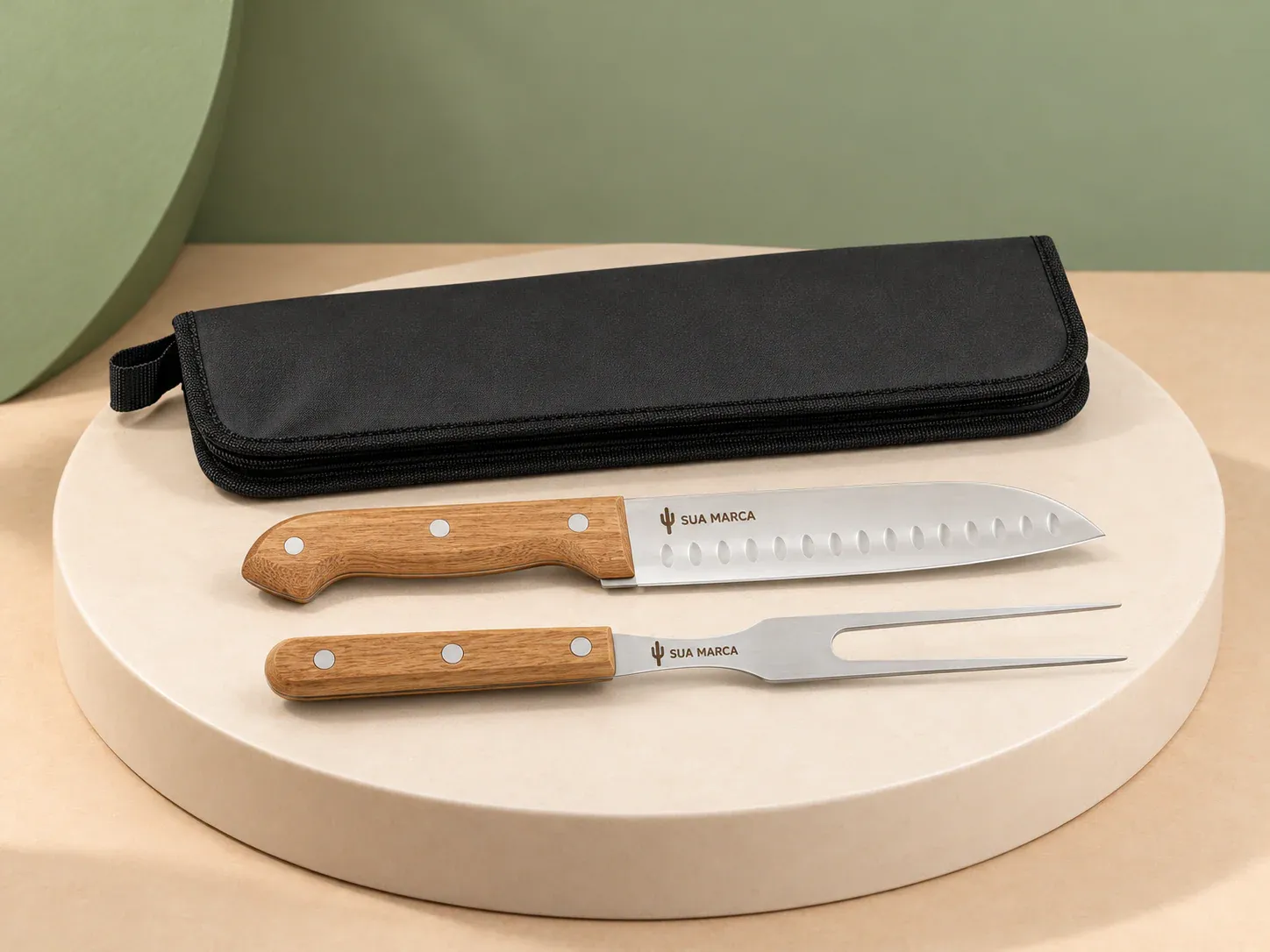 Kit churrasco com estojo em 210D com 2 peças, com exemplo de gravação a laser: um cacto e o texto “SUA MARCA” gravados
