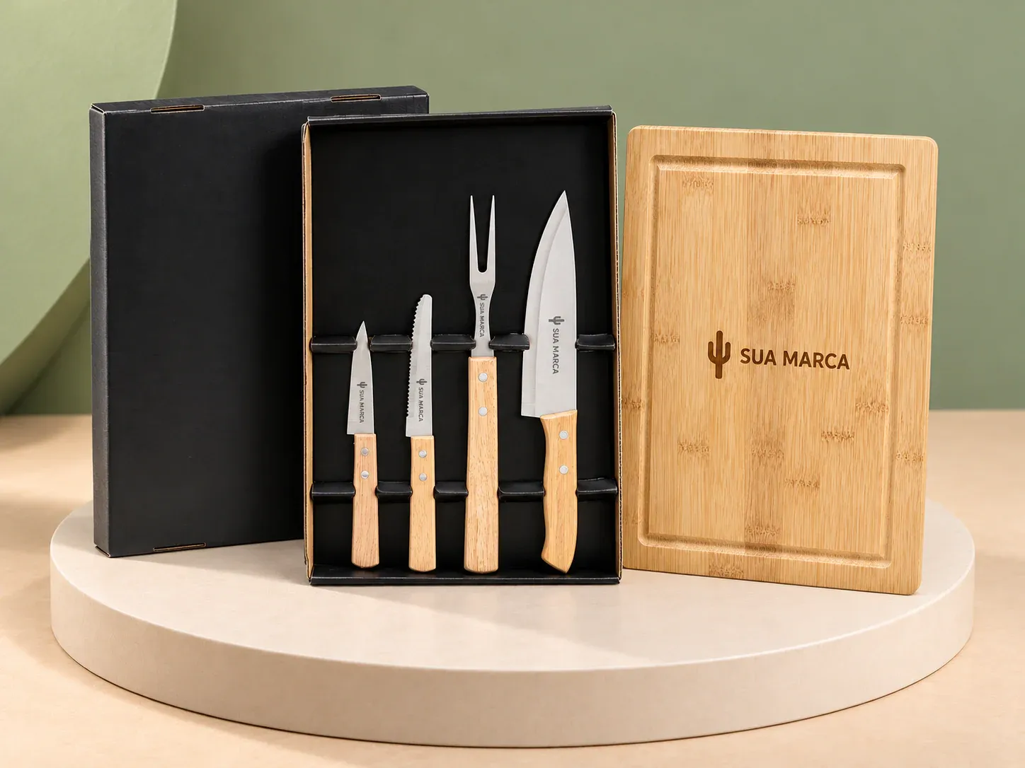 Kit churrasco 5 peças com tábua em bambu, com exemplo de gravação a laser: um cacto e o texto “SUA MARCA” gravados