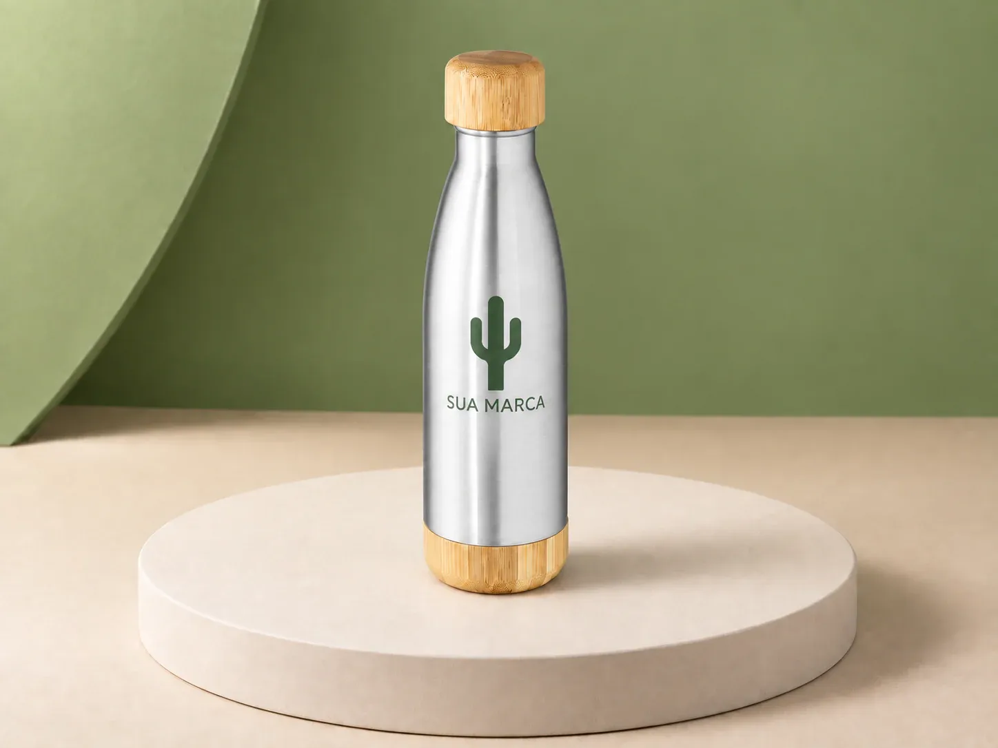 Garrafa térmica inox 800 ml com bambu, com exemplo de personalização colorida: um cacto e o texto “SUA MARCA” impressos em cor