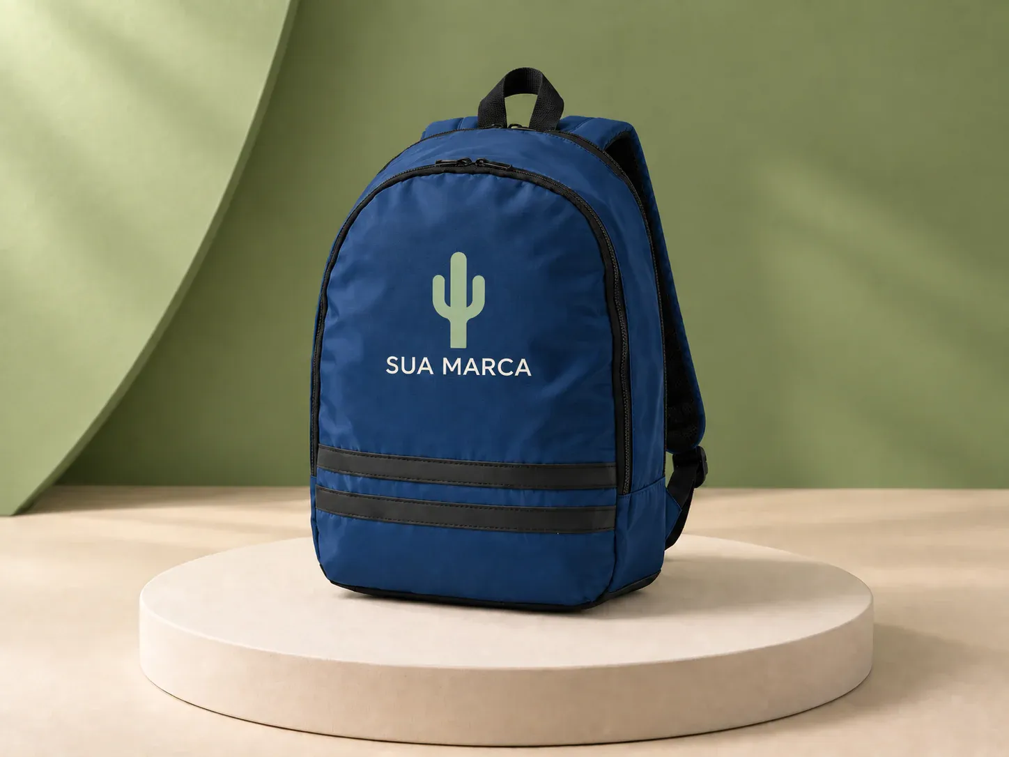 Mochila para notebook 15″ com faixas refletoras, com exemplo de personalização colorida: um cacto e o texto “SUA MARCA” impressos em cor