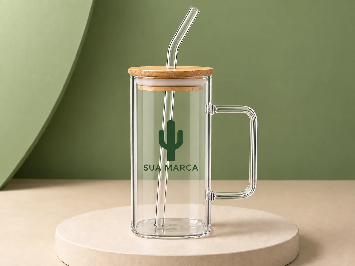 Caneca transparente com tampa e canudo, com exemplo de personalização colorida: um cacto e o texto “SUA MARCA” impressos em cor