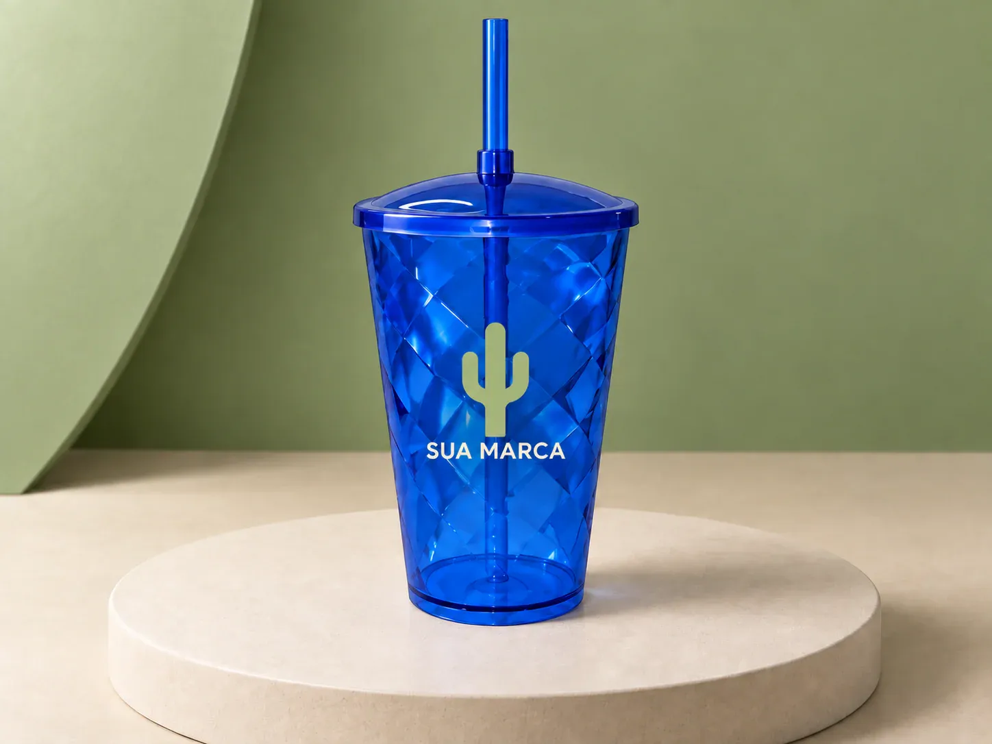 Copo acrílico 550 ml com tampa e canudo, com exemplo de personalização colorida: um cacto e o texto “SUA MARCA” impressos em cor