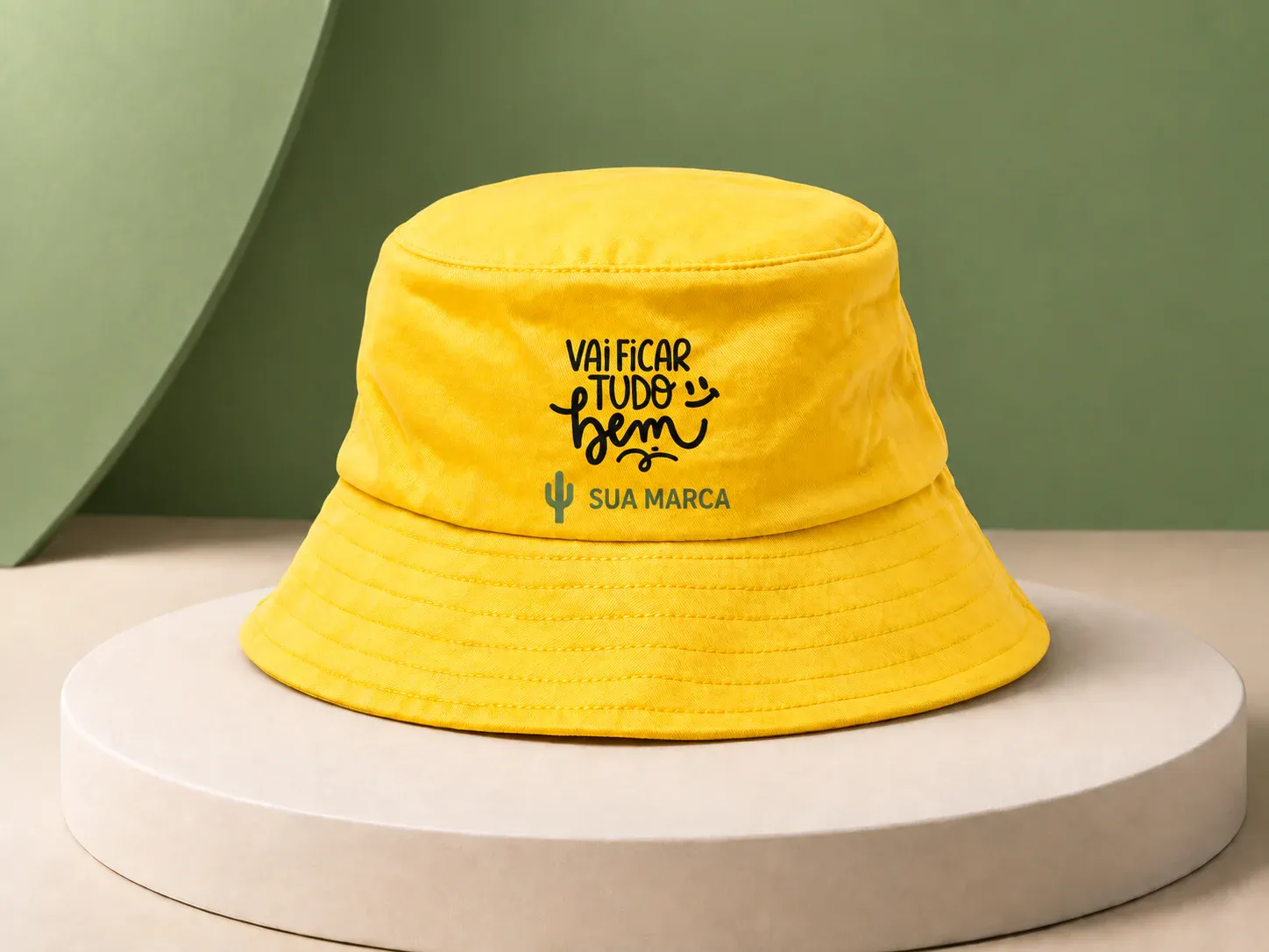 Chapéu bucket Setembro Amarelo, com exemplo de personalização colorida: um cacto e o texto “SUA MARCA” impressos em cor, junto da arte da campanha