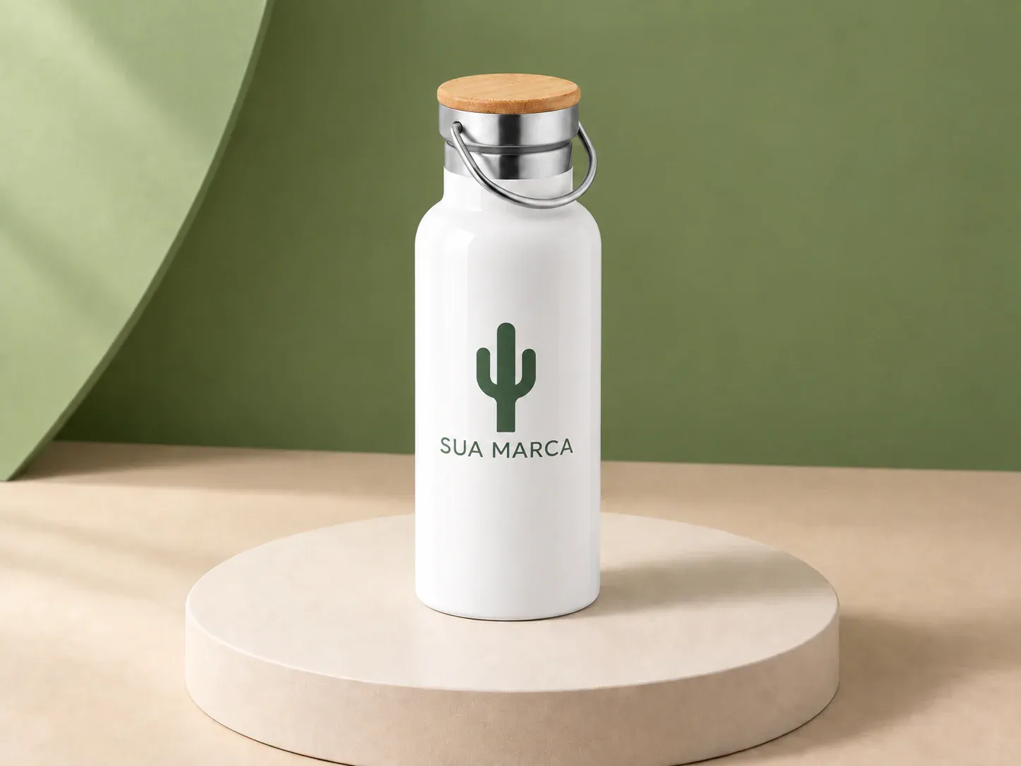 Garrafa térmica inox 570 ml, com exemplo de personalização colorida: um cacto e o texto “SUA MARCA” impressos em cor