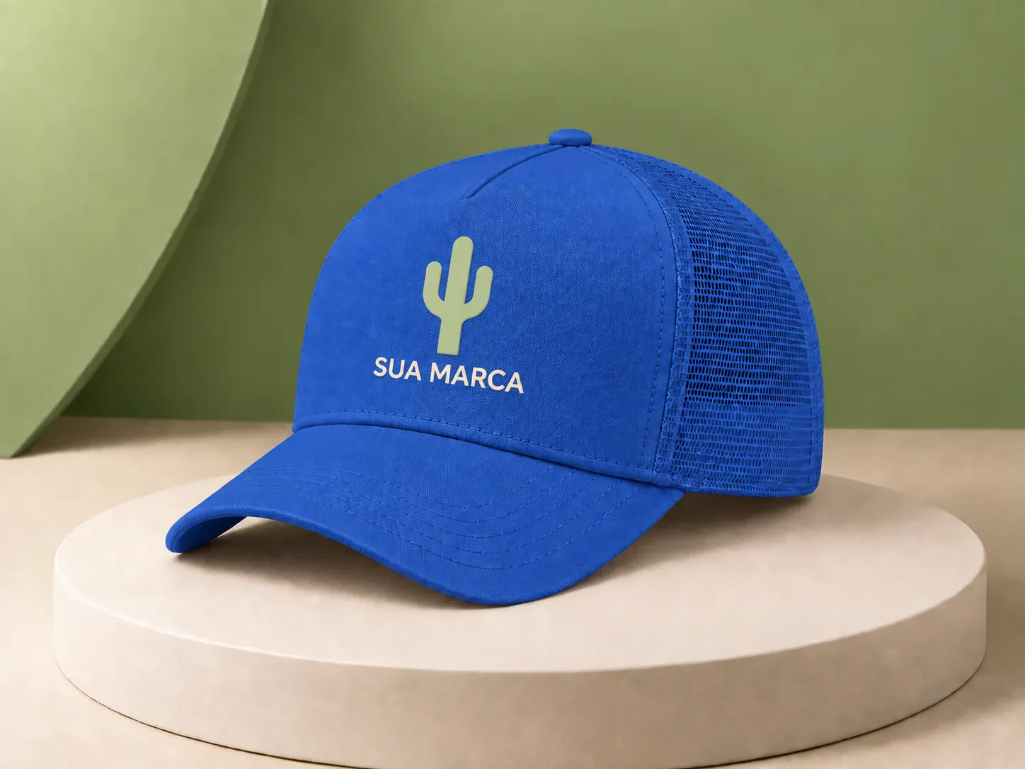 Boné trucker azul, com exemplo de personalização colorida: um cacto e o texto “SUA MARCA” impressos em cor