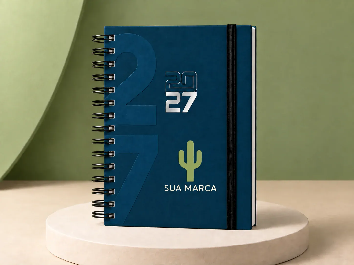 Agenda azul-petróleo com espiral e elástico, com exemplo de personalização colorida: um cacto e o texto “SUA MARCA” impressos em cor