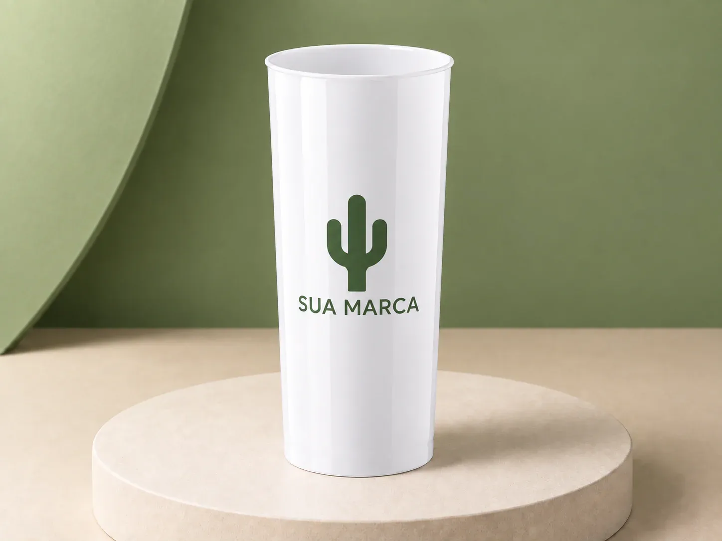 Copo long drink branco, com exemplo de personalização colorida: um cacto e o texto “SUA MARCA” impressos em cor