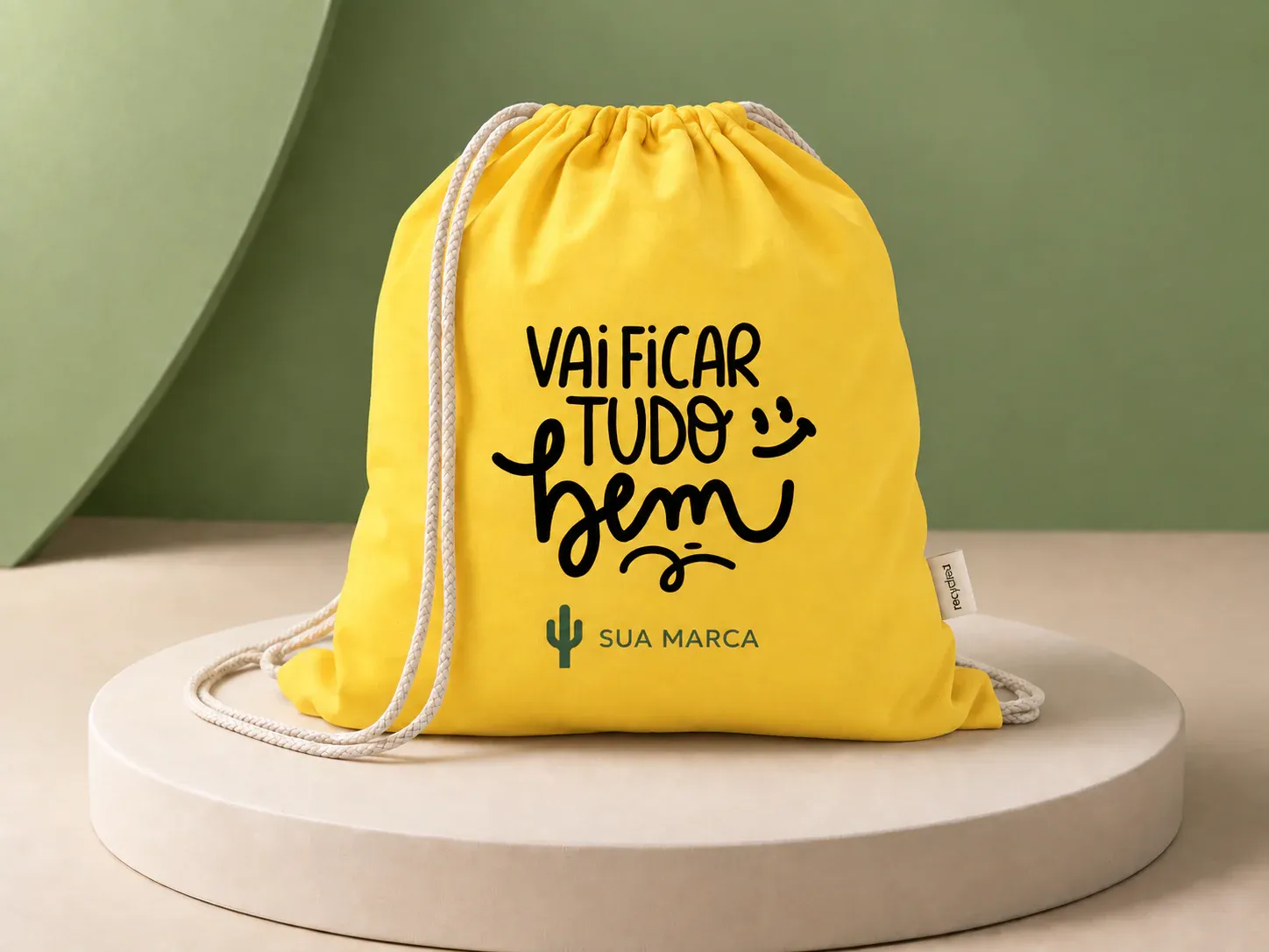 Mochila saco Setembro Amarelo, com exemplo de personalização colorida: um cacto e o texto “SUA MARCA” impressos em cor, junto da arte da campanha