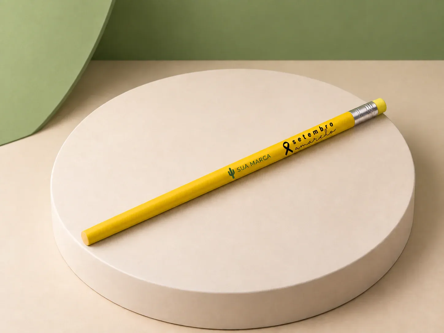 Lápis com borracha Setembro Amarelo, com exemplo de personalização colorida: um cacto e o texto “SUA MARCA” impressos em cor, junto da arte da campanha