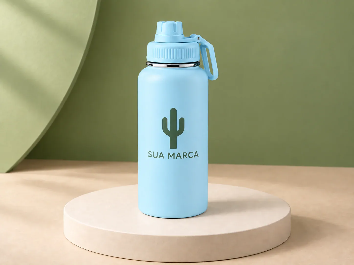 Garrafa térmica inox com tampa de bico, com exemplo de personalização colorida: um cacto e o texto “SUA MARCA” impressos em cor
