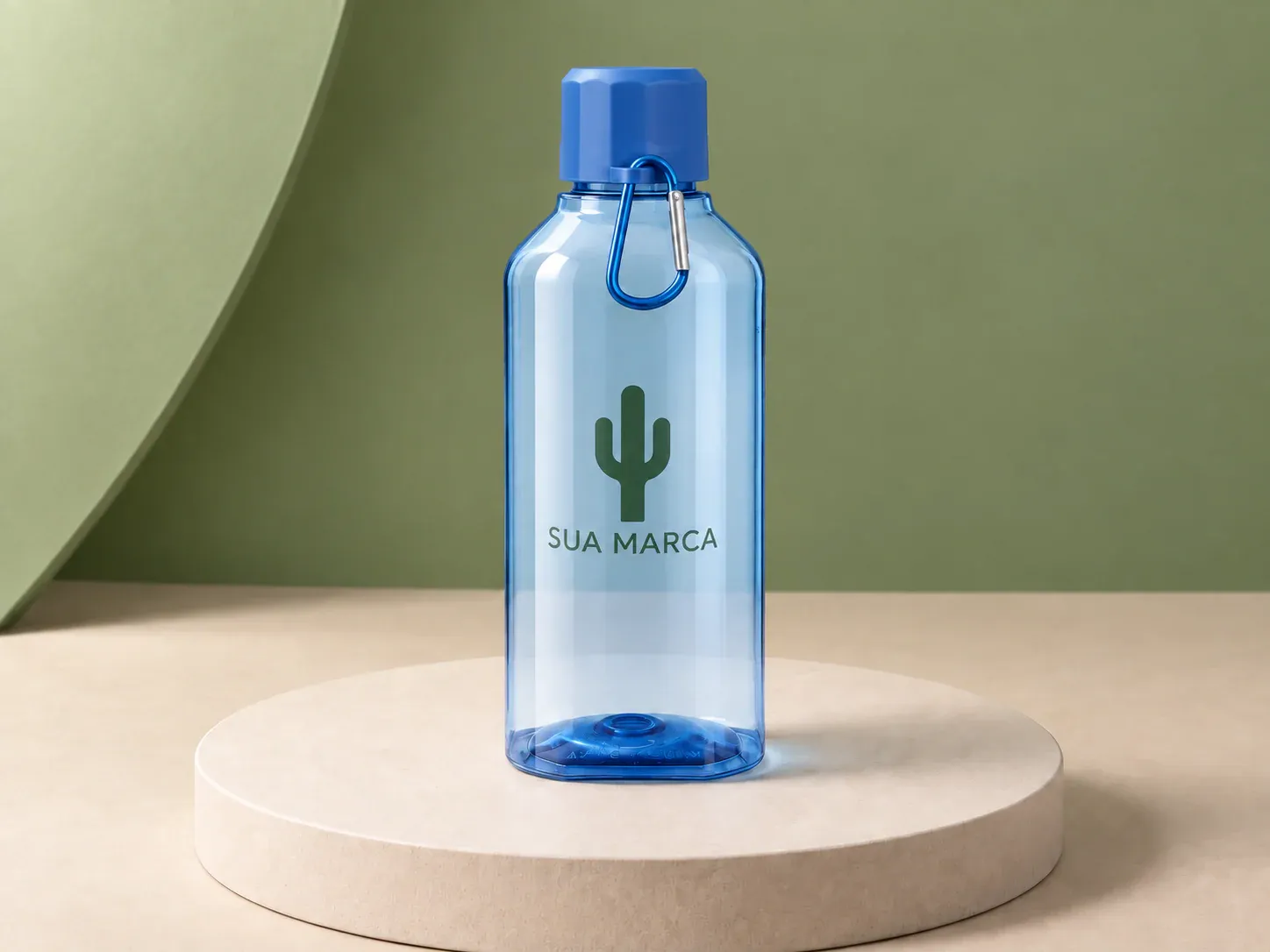 Garrafa plástica 730 ml com mosquetão, com exemplo de personalização colorida: um cacto e o texto “SUA MARCA” impressos em cor