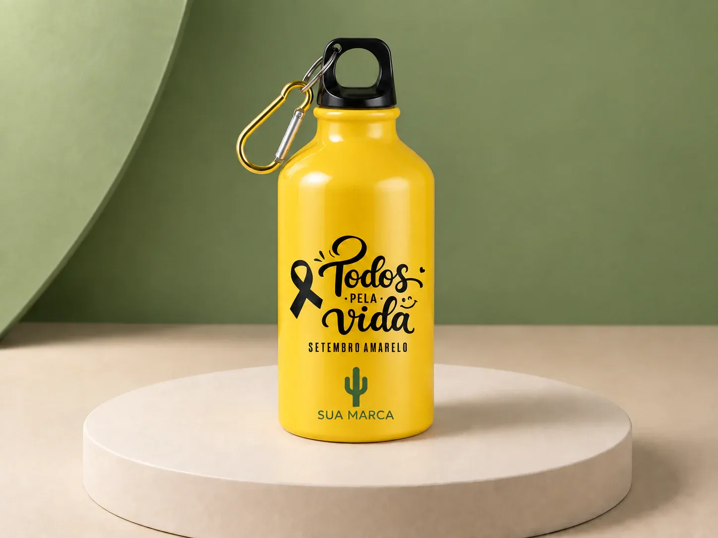Squeeze de alumínio 420 ml Setembro Amarelo, com exemplo de personalização colorida: um cacto e o texto “SUA MARCA” impressos em cor, junto da arte da campanha