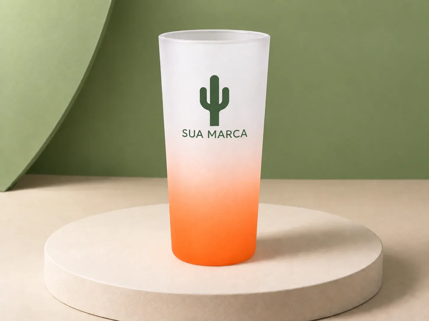 Copo fosco com degradê laranja, com exemplo de personalização colorida: um cacto e o texto “SUA MARCA” impressos em cor