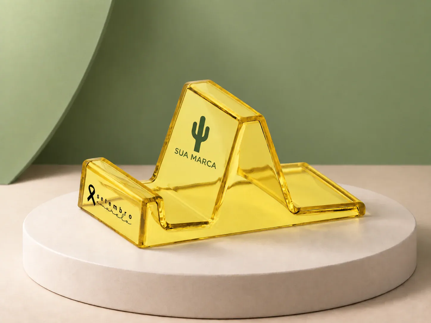 Suporte de celular de acrílico Setembro Amarelo, com exemplo de personalização colorida: um cacto e o texto “SUA MARCA” impressos em cor, junto da arte da campanha
