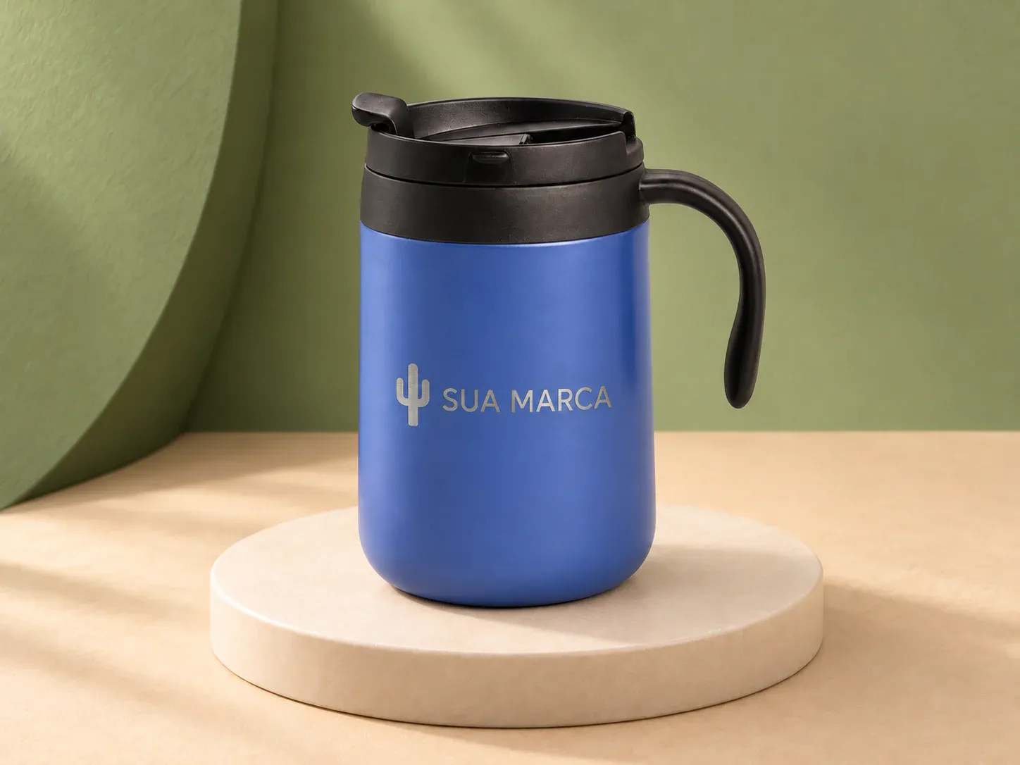 Caneca térmica 500 ml, com exemplo de gravação a laser: um cacto e o texto “SUA MARCA” gravados