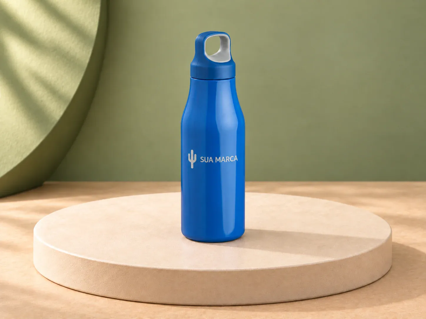 Garrafa inox 650 ml, com exemplo de gravação a laser: um cacto e o texto “SUA MARCA” gravados