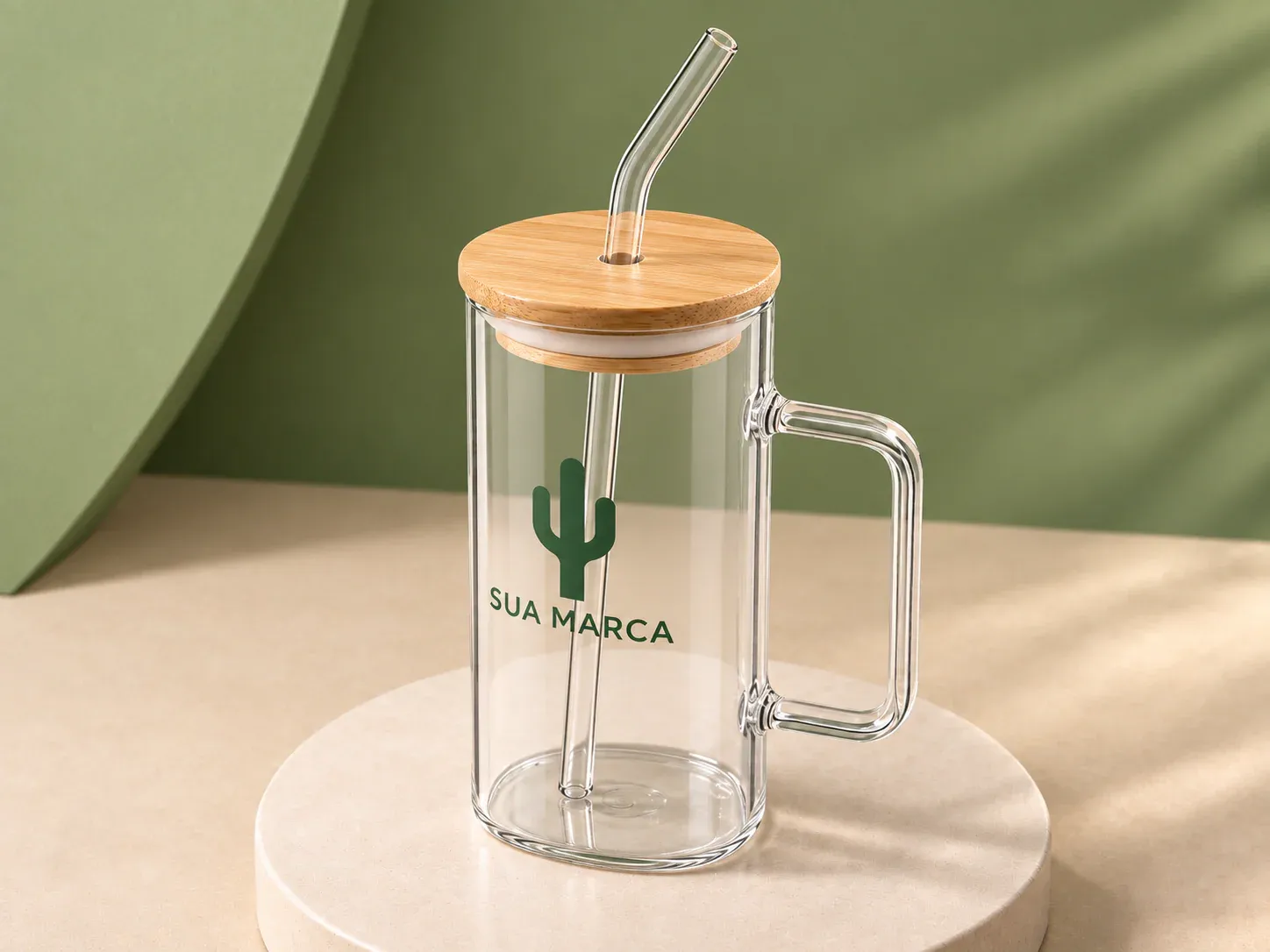 Caneca transparente com tampa e canudo, com exemplo de personalização colorida, visto de outro ângulo